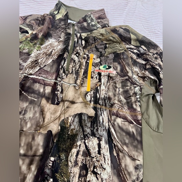 Mossy Oak Camoflauge half zip shirt with - Picture 2 of 10
